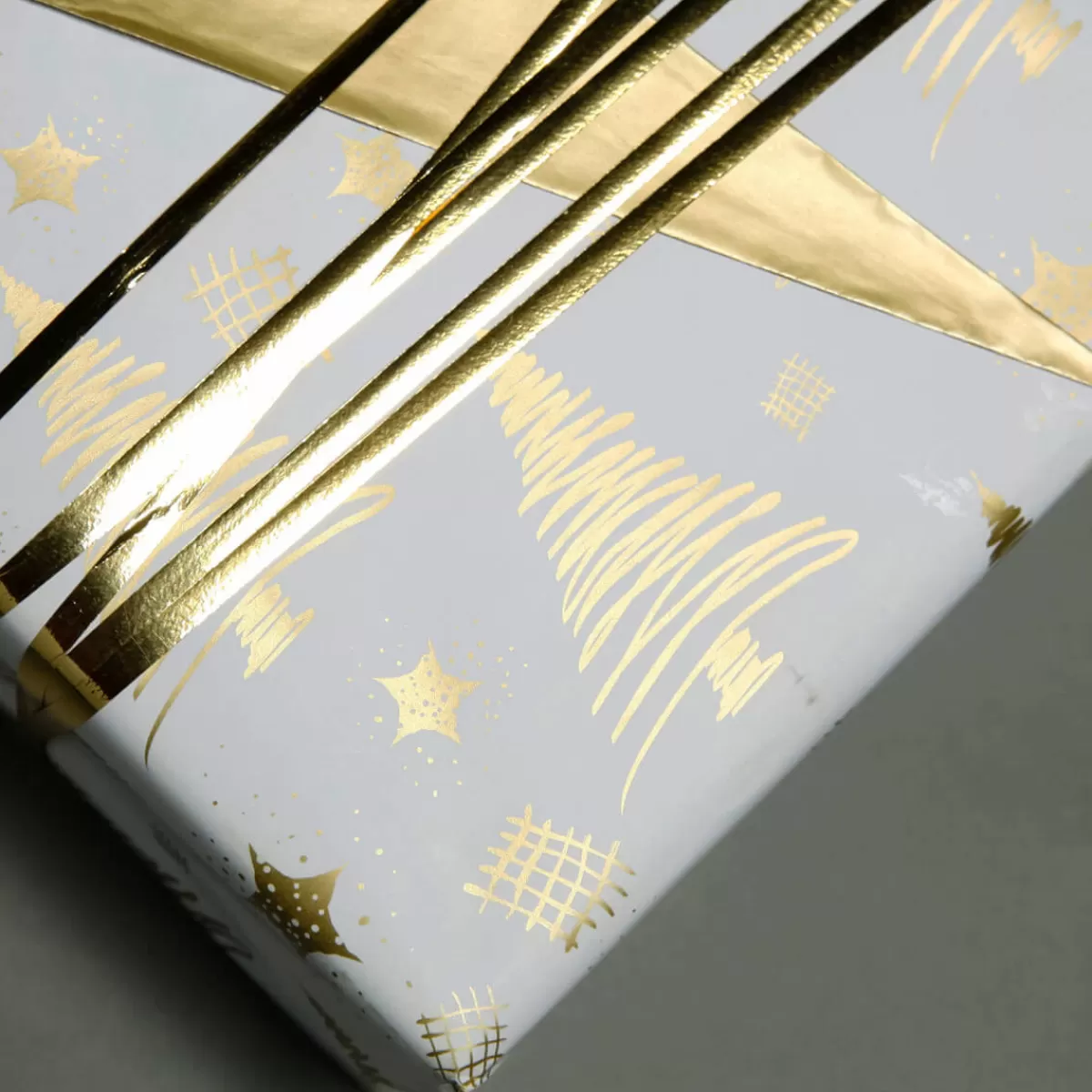 New DecoWoerner Nachhaltiges, Doppelseitiges Weihnachts-Geschenkpapier Mit Tannenbäumen & Sternen In – 50 M Geschenkpapier-Rolle gold